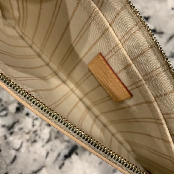 Louis Vuitton neverfull pouch - Picture 3 of 4